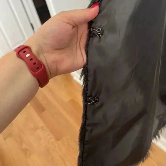 Charming Charlie’s Sliver/Grey faux fur vest - Picture 4 of 6